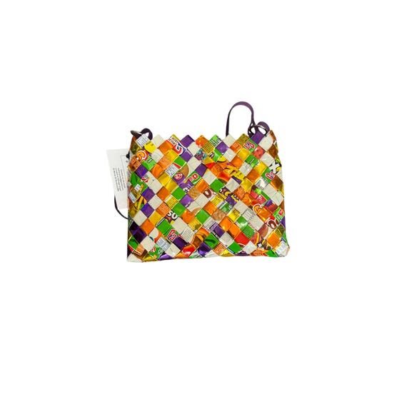 MAL RECYCLED Bag made out of recycled snack wrappers with top zipper close - Picture 4 of 8